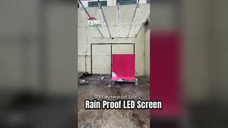 Ekran LED o stopniu ochrony IP65 poddawany symulacji deszczu